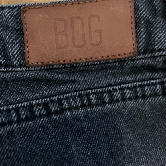 SOLD BDG High Rise Washed Black Denim Mom Shorts Sz 27 - Picture 9 of 11